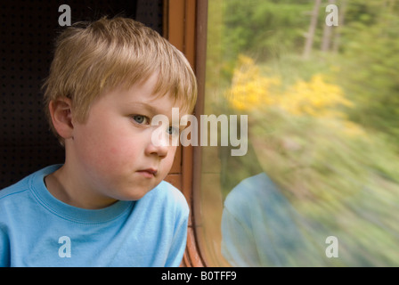 Kleiner Junge, der Blick aus dem Zugfenster Stockfoto