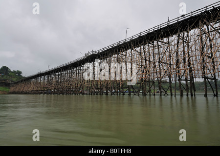 Die längste Holzbrücke in Thailand, Provinz Kanchanaburi, Sangkhla Buri Stockfoto