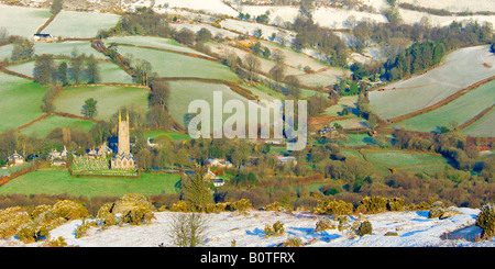 Die Kirche von St Pancras in Widecombe in The Moor auf Dartmoor erstes in der früh nach einem leichten Schneefall über Nacht Stockfoto