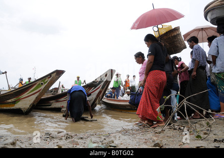 Auf dem Weg nach Dallah im Hafen von Yangon, Myanmar, Burma, steigen Menschen in Fährschiffe im Fluss Irrawadden ein Stockfoto