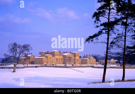 Holkham Hall Norfolk Winter Snow Park Parklandschaft englischen Herrenhaus Architektur Palladio-Stil England UK Reise Tourismus Stockfoto