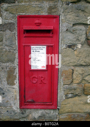 Ländliche britische Briefkasten in Wand in Landschaft Stockfoto