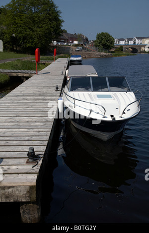 Steg mit Schnellboot leer auf den River Erne in Enniskillen County fermanagh Stockfoto