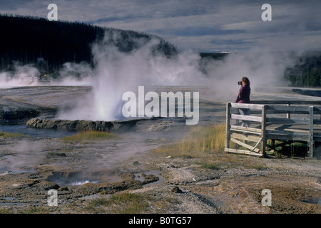 Tourist am Boardwalk über Blick auf Cliff Geysir Black Sand Becken Yellowstone Nationalpark, WYOMING Stockfoto