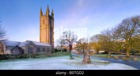 Die Kirche von St Pancras in Widecombe in The Moor auf Dartmoor erstes in der früh nach einem leichten Schneefall über Nacht Stockfoto