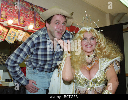 Britt Ekland und Trevor Harrison als Eddie Grundy in Panto Aladdin in Birmingham England Stockfoto