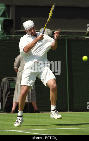 Andre Agassi auf dem Centre Court in Wimbledon im Jahr 1995 Stockfoto