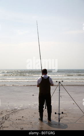 Mann am Strand Meeresangelns Kokons in seiner Linie auf Zoll-Strang County Kerry Dingle Halbinsel Republik von Irland Stockfoto