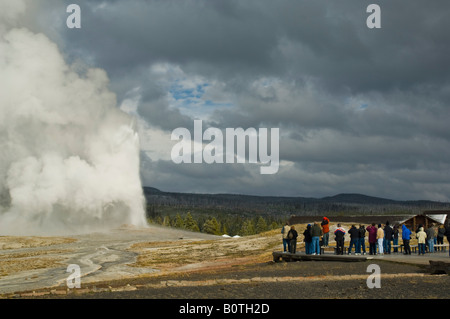 Masse der Touristen beobachten eines Ausbruchs des alten Gläubigen Geysir Upper Geyser Basin Yellowstone-Nationalpark, Wyoming Stockfoto