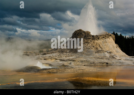 Geothermische Dampf und Wasser Entlüftung aus Castle Geysir Upper Geysir Basin Yellowstone-Nationalpark, Wyoming Stockfoto