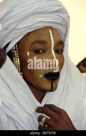 In-Gall in der Nähe von Agadez, Niger, Westafrika. Fulani Wodaabe Männlich gekleidet für den männlichen Schönheit Wettbewerb Stockfoto