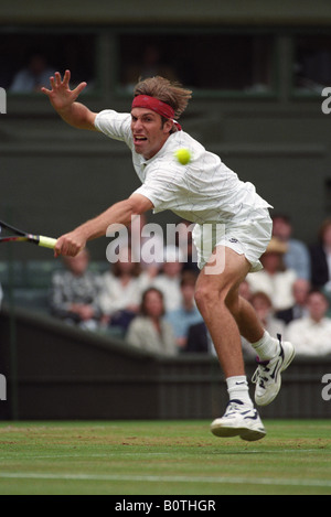 Wimbledon Tennis-Meisterschaften 1995 Greg Rusedski mit Hochdruck gegen Pete Sampras auf dem Centre Court Stockfoto