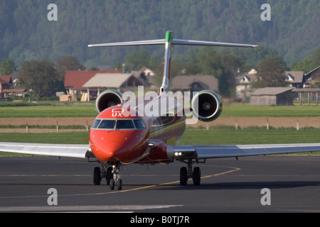 Myair CRJ900 Regionaljet rollt für den Start vom Flughafen Ljubljana. Vorderansicht Kopf auf Nahaufnahme. Stockfoto