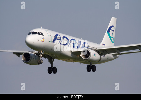 Adria Airways Airbus A320 Twin engine Airliner bei der Ankunft. Flugreisen und Luftfahrt. Stockfoto