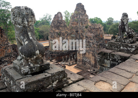 Geformten Löwen bewachen die Treppen bis zum Gipfel des Pre Rup Staatstempel von Rajendravarman 2. 10. c gebaut Stockfoto