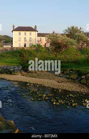 BUNTEN HÄUSER MIT BLICK AUF DEN FLUSS AERON IN DER ABENDDÄMMERUNG IN DER SEASIDE TOWN ABERAERON CEREDIGION WALES Stockfoto