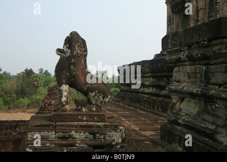 Geformten Löwen bewachen die Treppen bis zum Gipfel des Pre Rup Staatstempel von Rajendravarman 2. 10. c gebaut Stockfoto