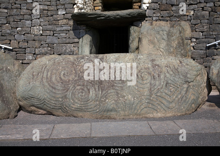 Eingang zum Durchgang Grab in Newgrange, County Meath, Irland zeigt Eingang Schwelle Steindach box Stockfoto