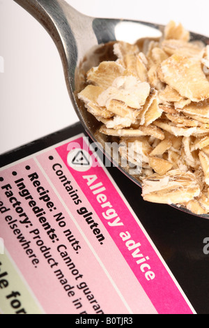 Lebensmittel-Allergie Beratung Anleitung Vorsicht Contians Gluten auf Packung Frühstücksflocken Haferbrei porage Stockfoto