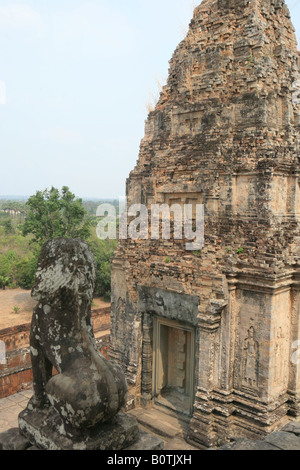 Geformten Löwen bewachen die Treppen bis zum Gipfel des Pre Rup Staatstempel von Rajendravarman 2. 10. c gebaut Stockfoto