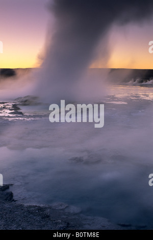 Dampf kocht aus Fountain Geysir bei Sonnenuntergang Fountain Paint Pot Bereich Yellowstone-Nationalpark, Wyoming Stockfoto