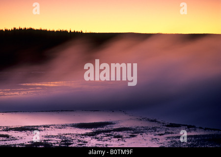 Dampf aus heißem Thermalquelle steigt bei Sonnenuntergang Fountain Paint Pot Bereich Yellowstone-Nationalpark, Wyoming Stockfoto