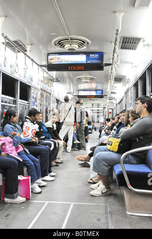In einer u-Bahn-Wagen auf dem Buenos Aires u-Bahn Linie C. Stockfoto