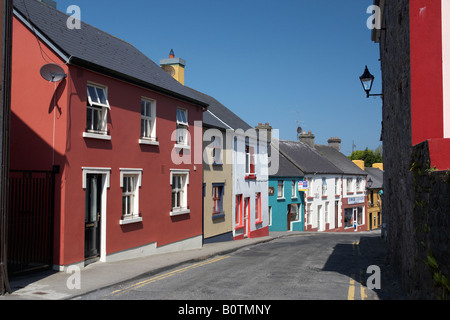 neue und umgebaute Häuser im traditionellen Stil in kleine schmale Hauptstraße in Irland Killala county mayo Stockfoto