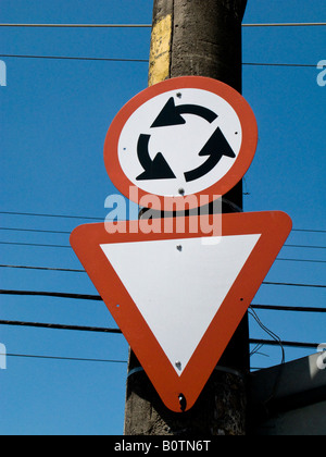 Rund um und geben Sie Art und Weise Schilder in der Stadt Sao Paulo SP Brasilien Stockfoto