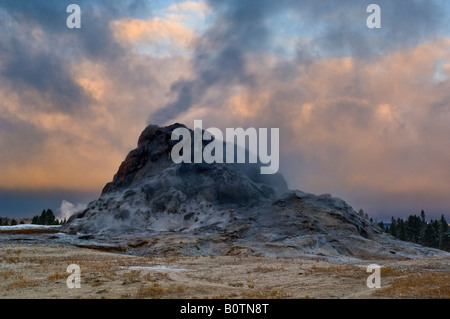 Dampf-Entlüftung von White Dome Geyser und Herbst Gewitterwolken bei Sonnenaufgang Yellowstone-Nationalpark, Wyoming Stockfoto