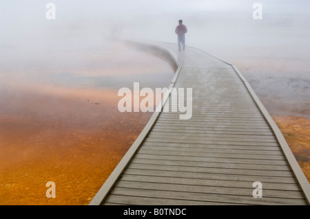 Touristische Promenade und Dampf an der Grand Bildobjekte Frühling Midway Geyser Basin Yellowstone National Park-Wyoming Stockfoto