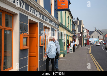 Touristen zu prüfen das Menü vor einem Restaurant am Strand Straße in An Daingean Dingle Stadt Europas westlichste Stadt dingle Stockfoto