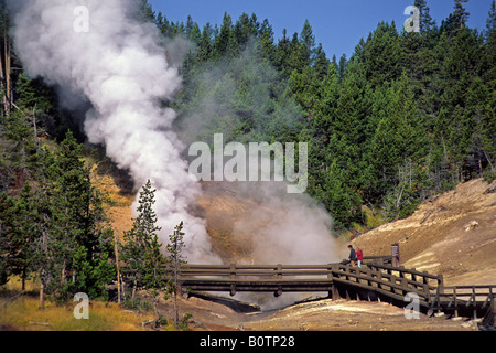 Touristen sehen Sie Dampf von Dragon s Mund Frühling Schlamm Yellowstone Nationalpark Vulkan WYOMING steigen Stockfoto