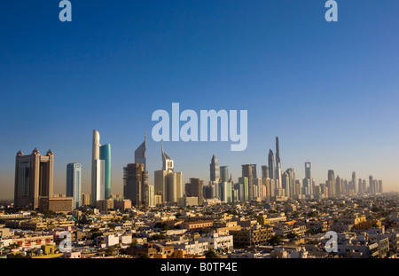 Erhöhten Blick auf die Wolkenkratzer an der Sheikh Zayed Road in Dubai, Vereinigte Arabische Emirate. Stockfoto