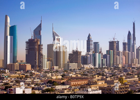 Erhöhten Blick auf die Wolkenkratzer an der Sheikh Zayed Road in Dubai, Vereinigte Arabische Emirate. Stockfoto