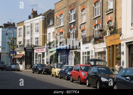 Primrose Hill, London, Regents Park Road, Geschäfte und Café UK 25. Mai 2008. HOMER SYKES Stockfoto