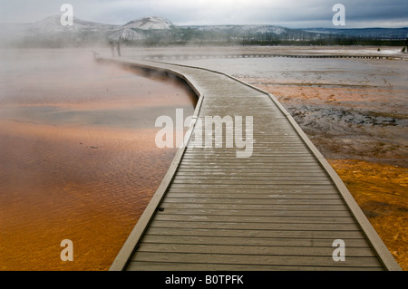 Touristische Promenade und Dampf an der Grand Bildobjekte Frühling Midway Geyser Basin Yellowstone National Park-Wyoming Stockfoto