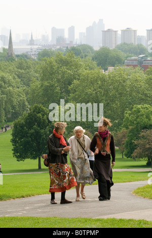 Drei Generationen von Großmutter, Tochter Enkelin, gehen Sie zum Gipfel des Primrose Hill, mit Blick auf London, UK 2008 2000s, UK HOMER SYKES Stockfoto
