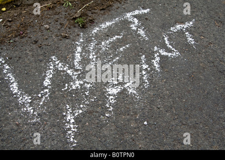 Nasse Farbe Zeichen Kreide auf der Straße, UK. Stockfoto