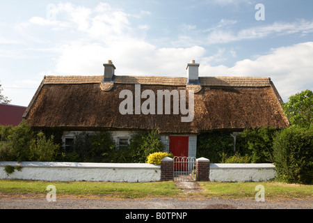 traditionelle irische Reetdachhaus am Straßenrand Grafschaft Sligo Republik von Irland Stockfoto
