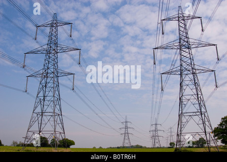 Elektrizität Masten auf dem britischen Lande Machtübernahme von Sizewell Kraftwerk Stockfoto