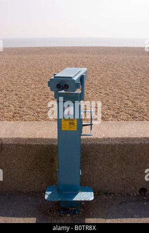 Zahlen Sie, um Blick Fernglas am Meer Stockfoto