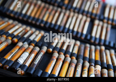 Alte Flaschen von homöopathischen Medikamenten in einer Reihe, Nahaufnahme Stockfoto