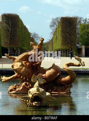 Die geflügelten Drachen-Brunnen in den Gärten von Versailles in Paris Frankreich Stockfoto