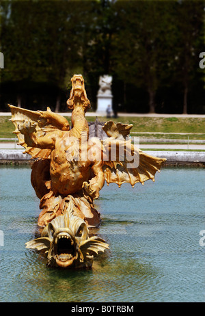 Die geflügelten Drachen-Brunnen in den Gärten von Versailles in Paris Frankreich Stockfoto