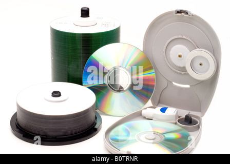 Compact-Discs und DVDs auf weißem Hintergrund Stockfoto