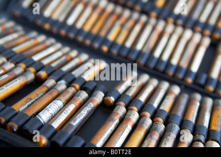 Alte Flaschen von homöopathischen Medikamenten in einer Reihe, Nahaufnahme Stockfoto