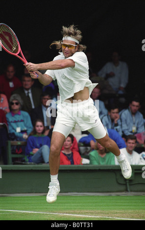 Wimbledon Tennis Tournament 1991 Andre Agassi trägt eine Oakley-Sonnenbrille. Bild von David Bagnall. Wimbledon Tennis Action Andre Agassi Stockfoto