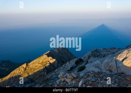 Mount Athos Peak. Der Gipfel wirft einen Schatten auf das Meer, Morgenlandschaft, Chalkidiki, Griechenland Stockfoto
