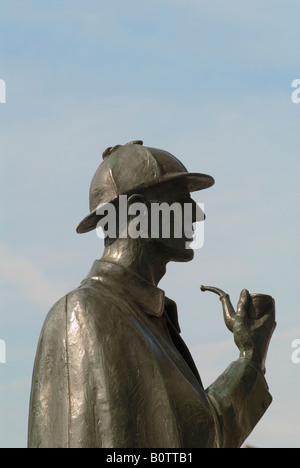 Sherlock Holmes Statue. Londoner Statuen. Im Profil, mit Hirsch-Stalker-Hut, Pfeife rauchen. Baker Street London England 2013 2010er Jahre Großbritannien HOMER SYKES Stockfoto